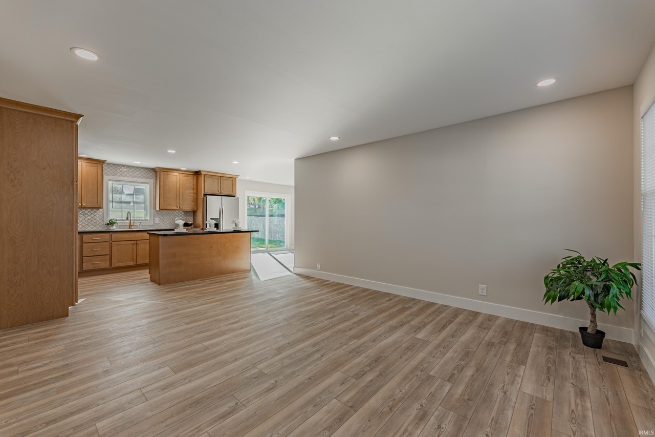 3713 Debbie Ln - Photo 5 of 37