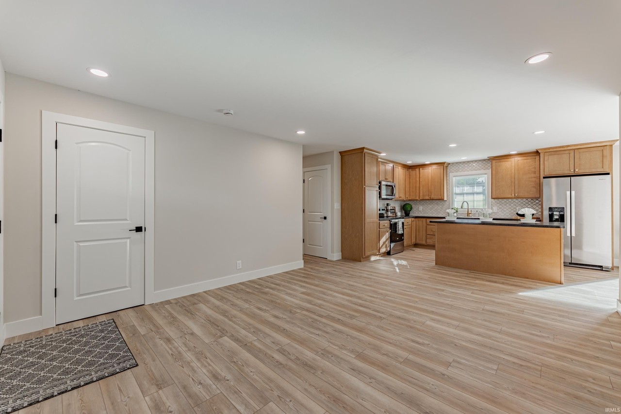 3713 Debbie Ln - Photo 6 of 37