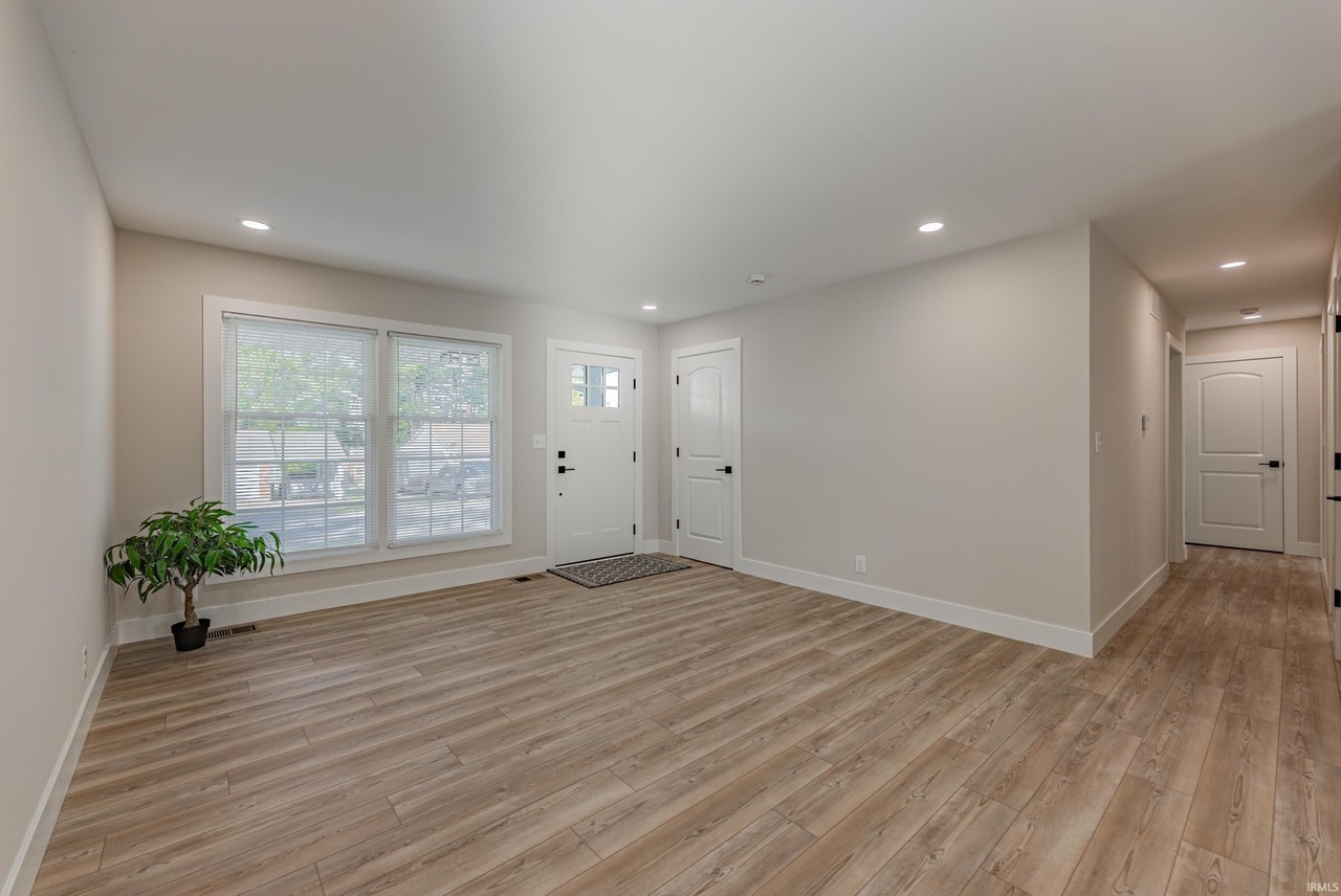 3713 Debbie Ln - Photo 7 of 37