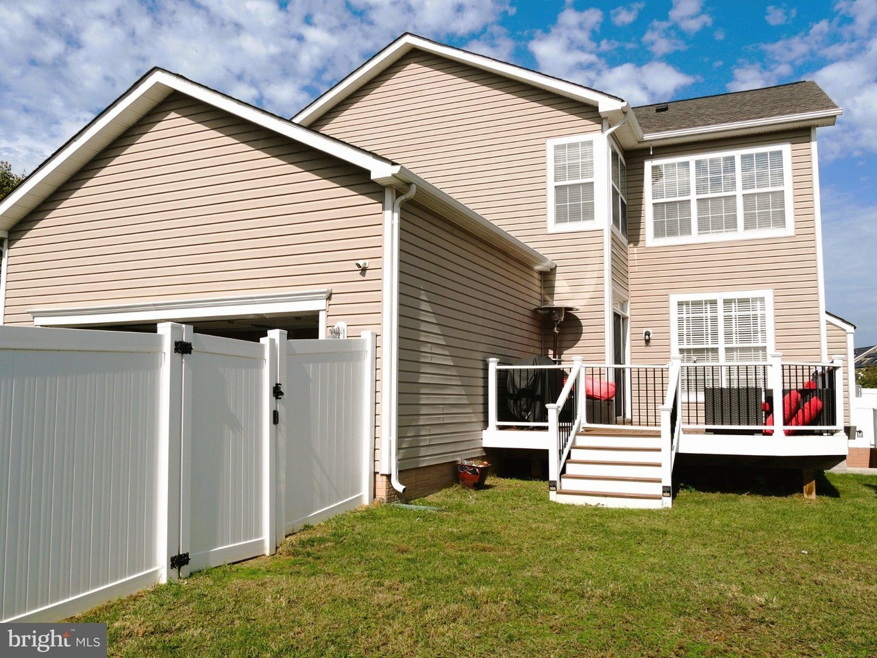 9715 Byward Blvd - Photo 4 of 50