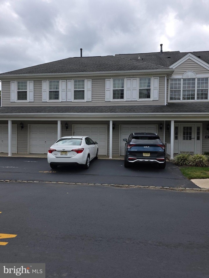 706 Eagles Chase Dr - Photo 2 of 16