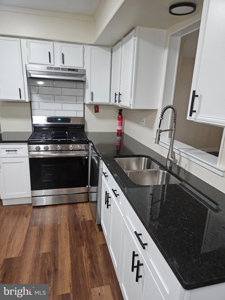 6341 Congress Ct - Photo 4 of 12