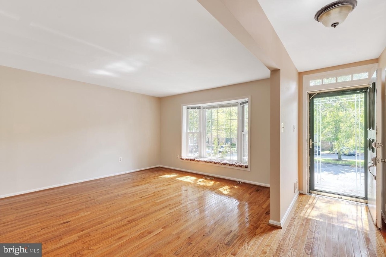 7512 Amesbury Ct - Photo 2 of 31