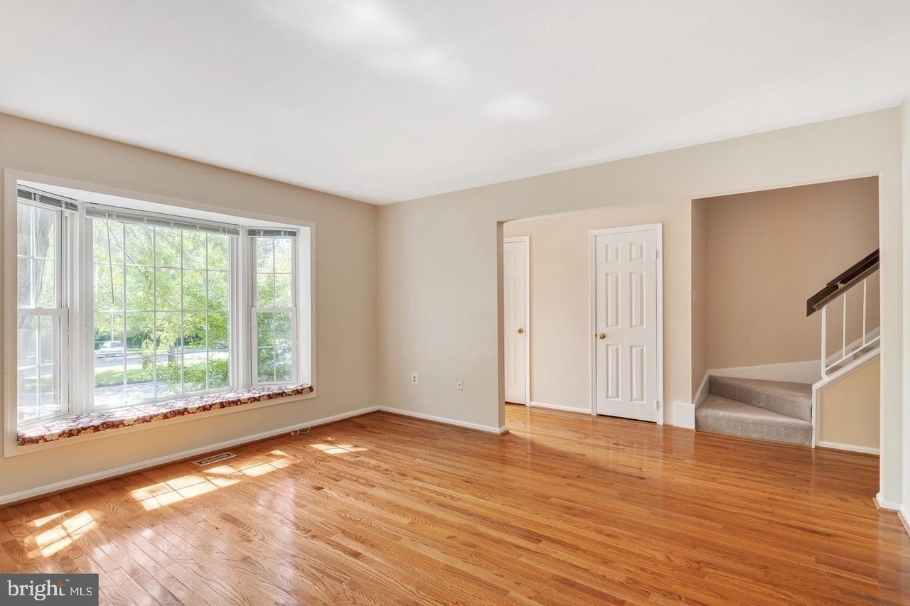 7512 Amesbury Ct - Photo 3 of 31