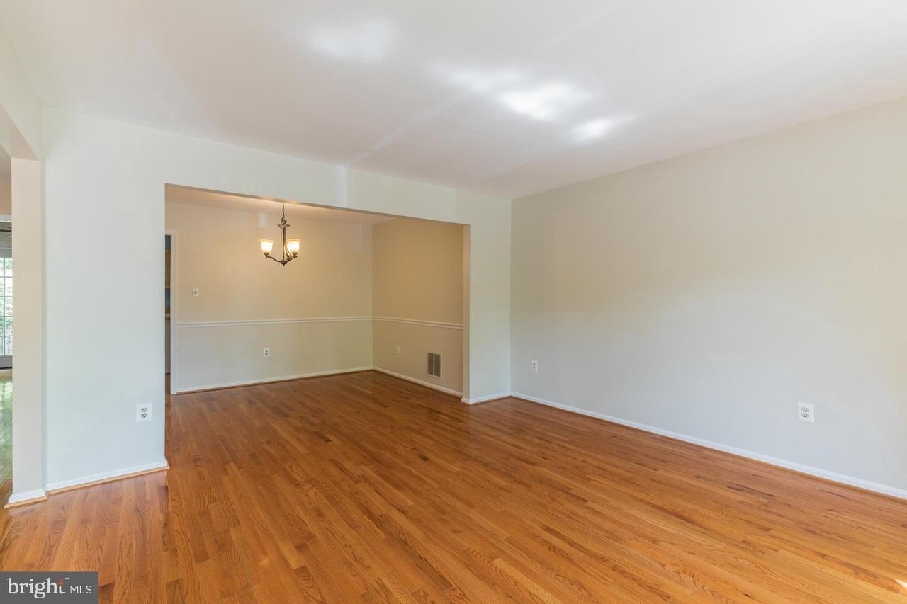 7512 Amesbury Ct - Photo 4 of 31