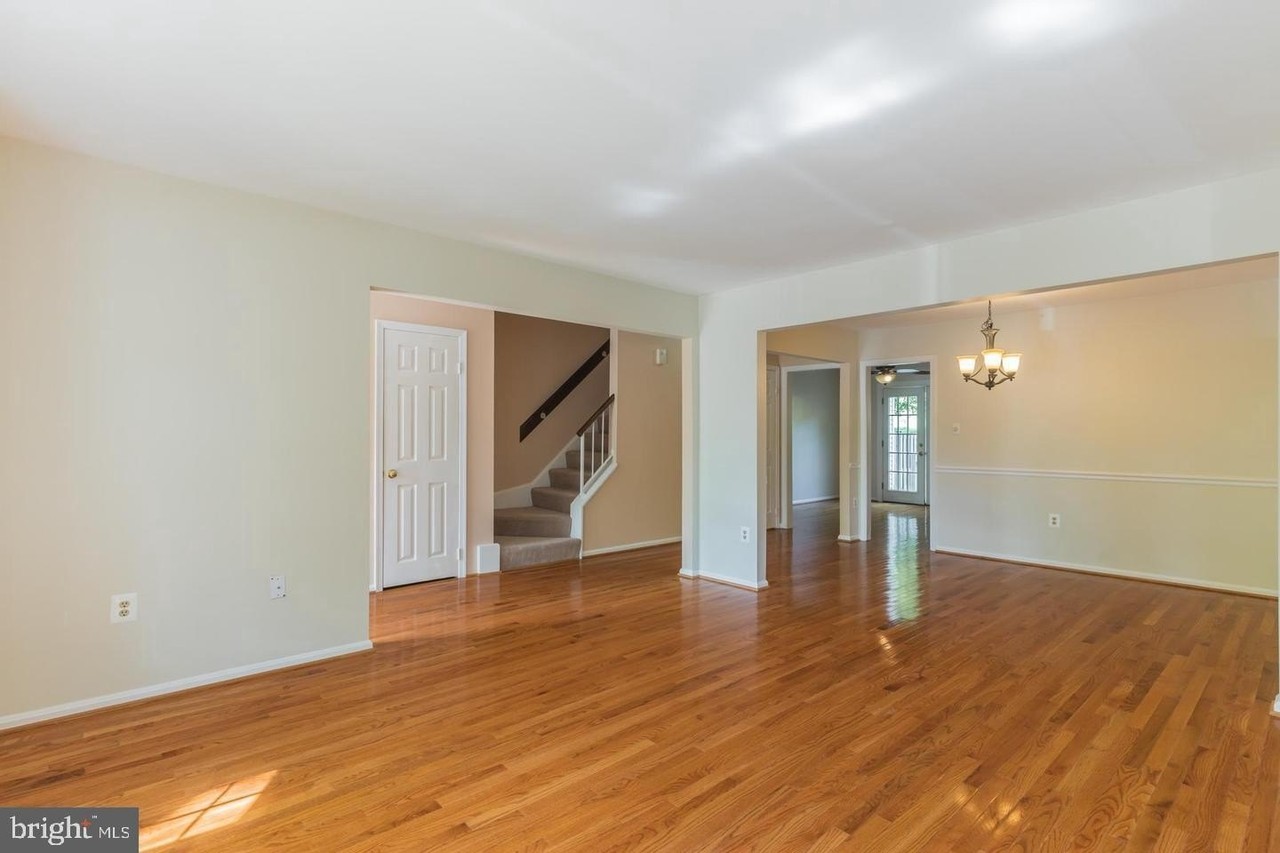 7512 Amesbury Ct - Photo 5 of 31