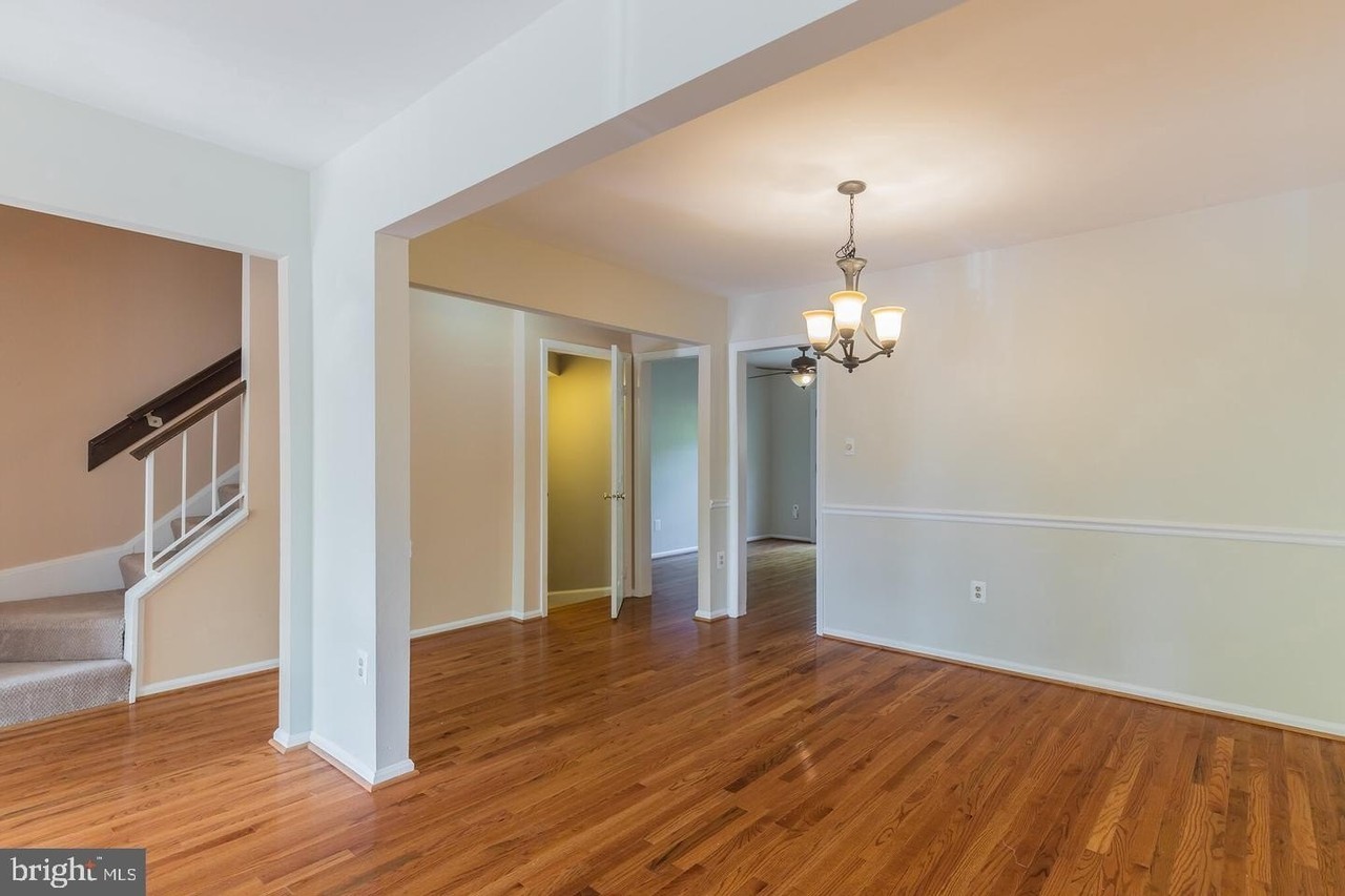 7512 Amesbury Ct - Photo 6 of 31