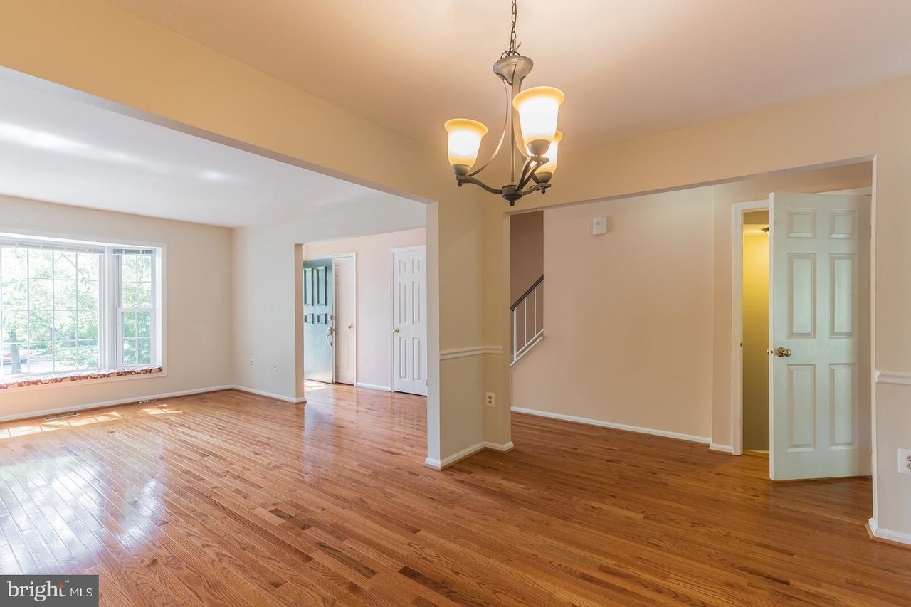 7512 Amesbury Ct - Photo 7 of 31