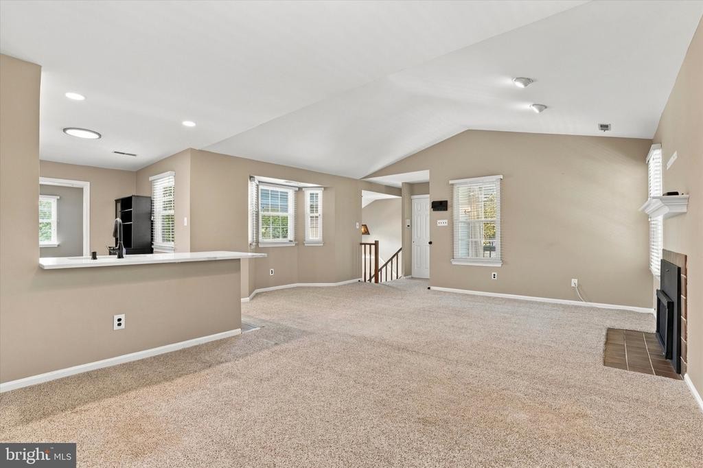 663B Rose Hollow Dr - Photo 5 of 25