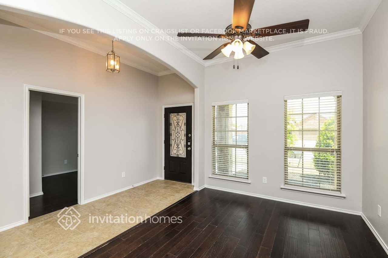 126 Lacy Oak Ln - Photo 3 of 17