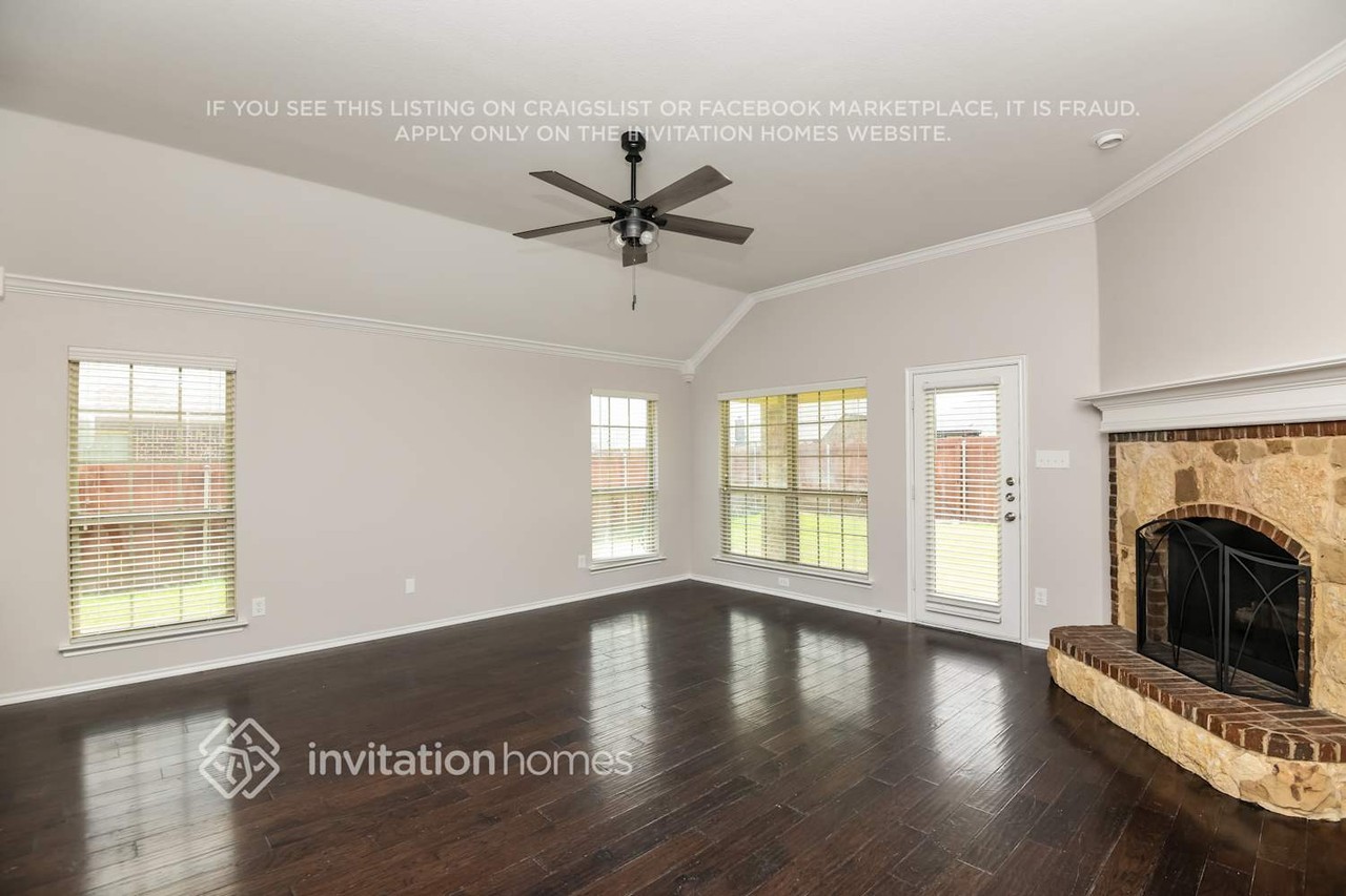 126 Lacy Oak Ln - Photo 4 of 17