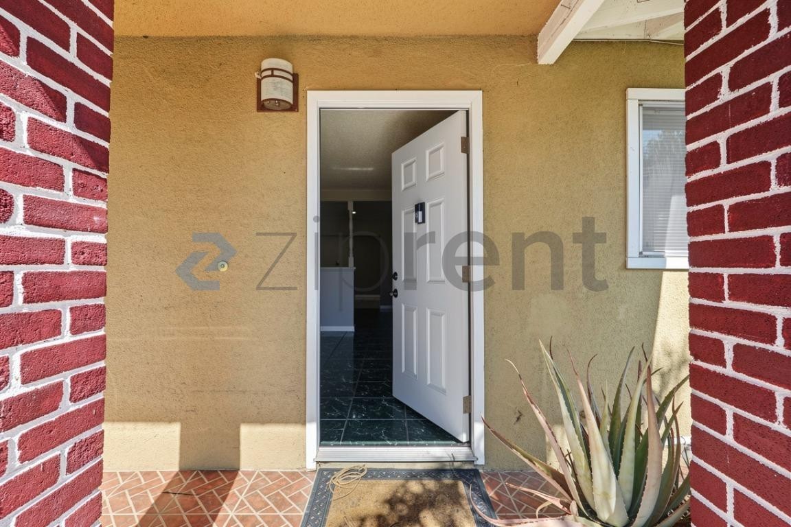 24306 Cottonwood Ave - Photo 5 of 39