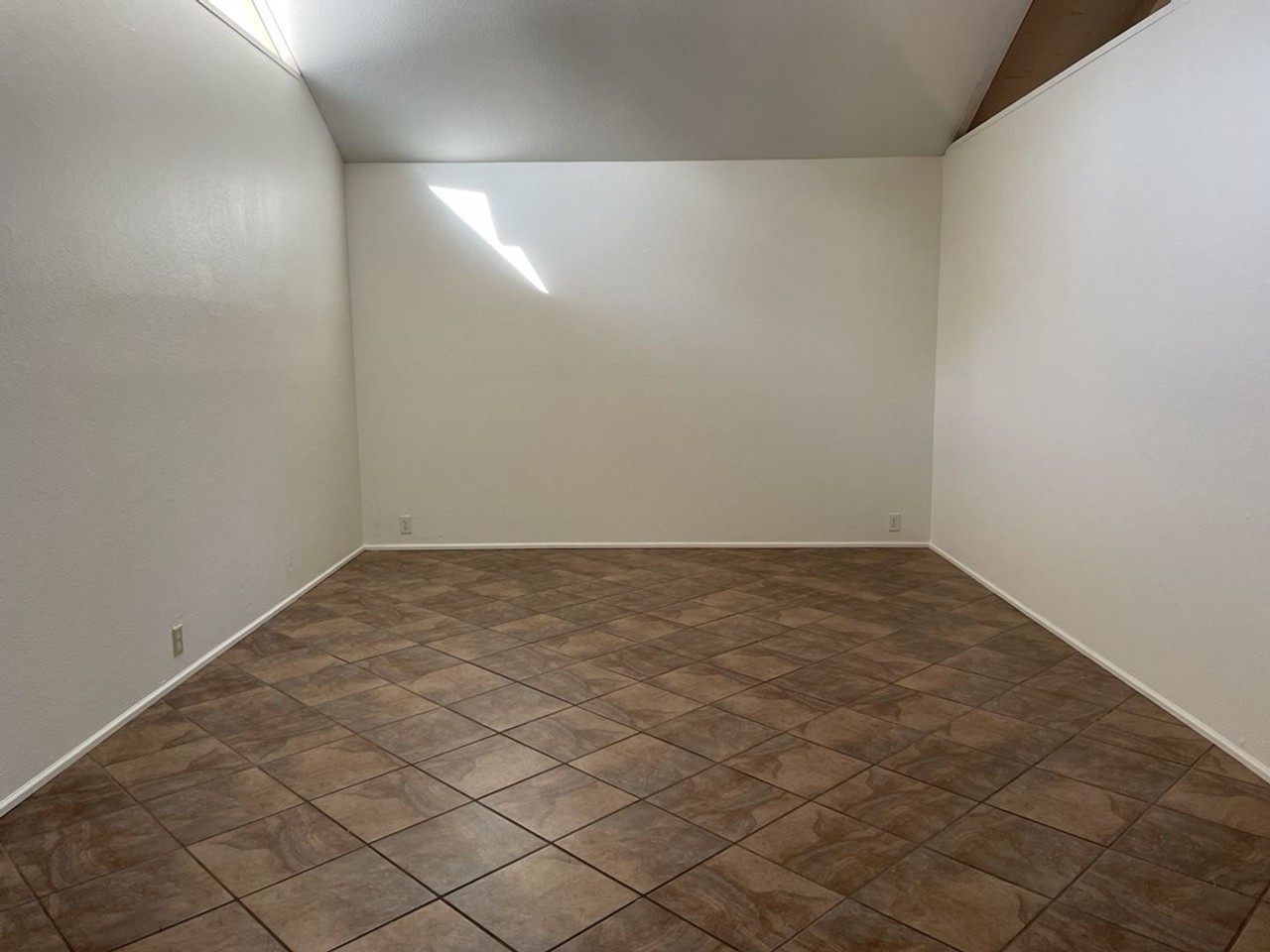 405 Jardin Pl - Photo 5 of 11