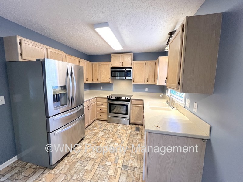 102 Southwick Ct - Photo 4 of 16
