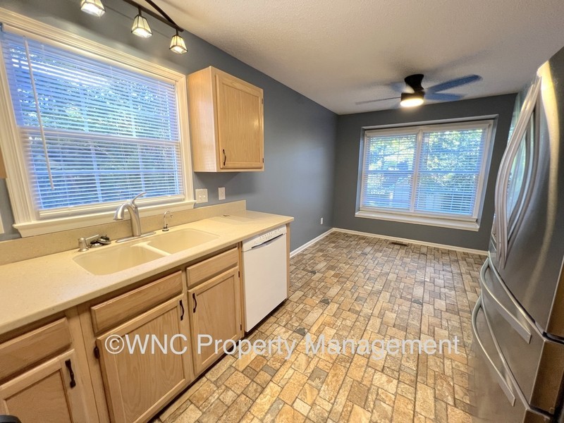 102 Southwick Ct - Photo 5 of 16
