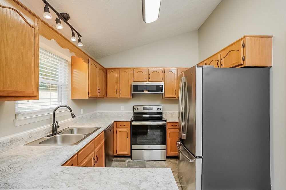 1059 Cedar Creek Village Rd - Photo 4 of 16