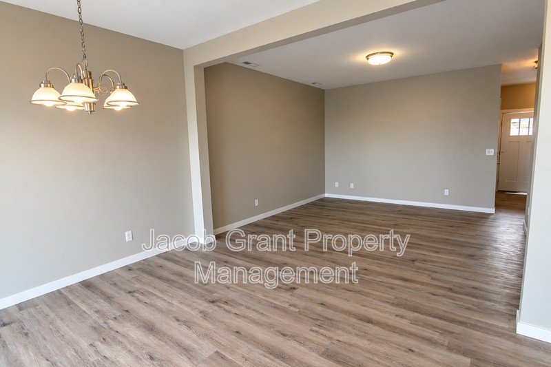 655 Ruby Cir #302 - Photo 3 of 14