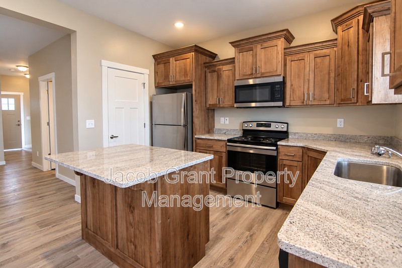 655 Ruby Cir #302 - Photo 4 of 14