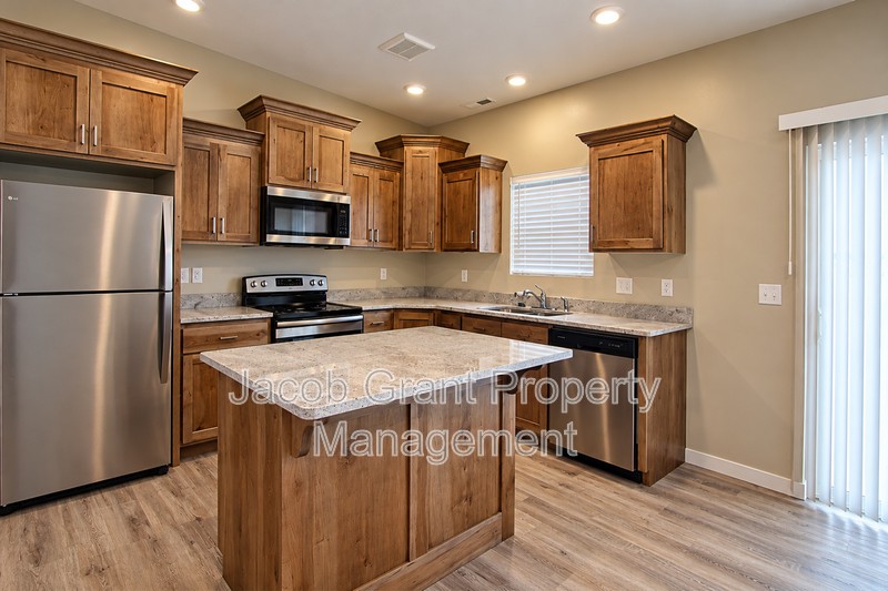 655 Ruby Cir #302 - Photo 5 of 14