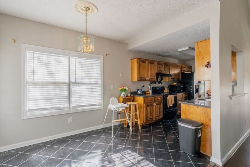 225 Tremont Cir - Photo 4 of 33