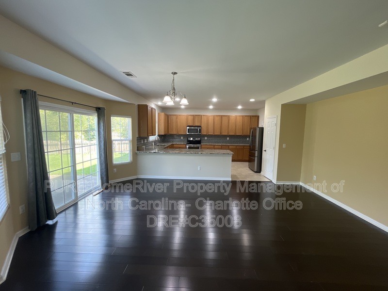 9309 Seamill Rd - Photo 3 of 25