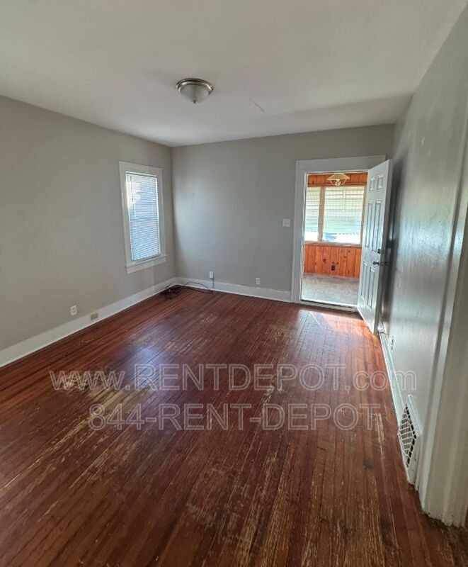 1726 S Bedford Ave - Photo 4 of 11