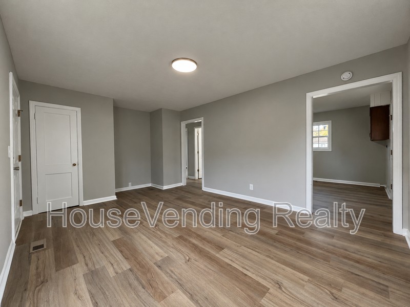 108 James Ave - Photo 3 of 12