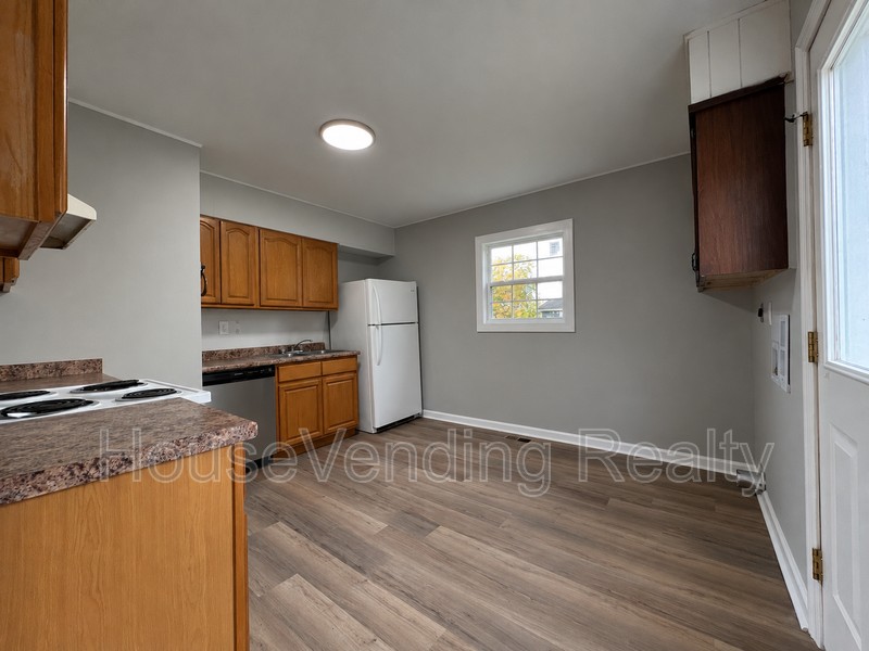108 James Ave - Photo 4 of 12