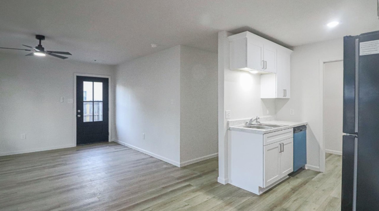124 Jennifer St - Photo 3 of 10