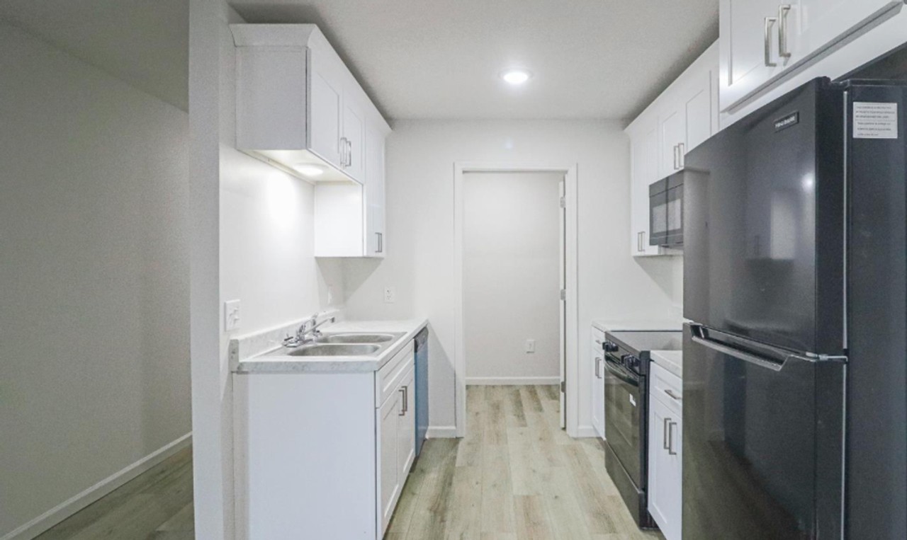 124 Jennifer St - Photo 4 of 10
