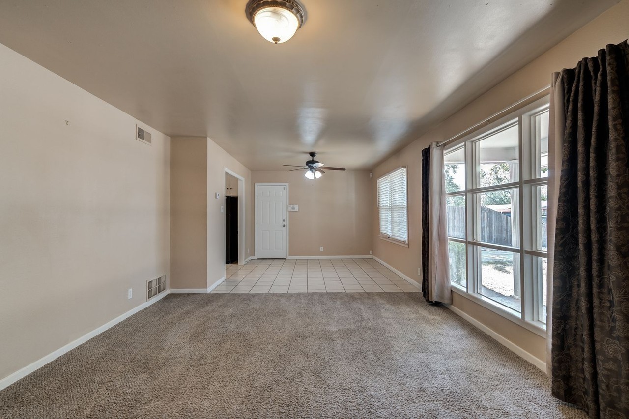 4205 39th St - Photo 4 of 26
