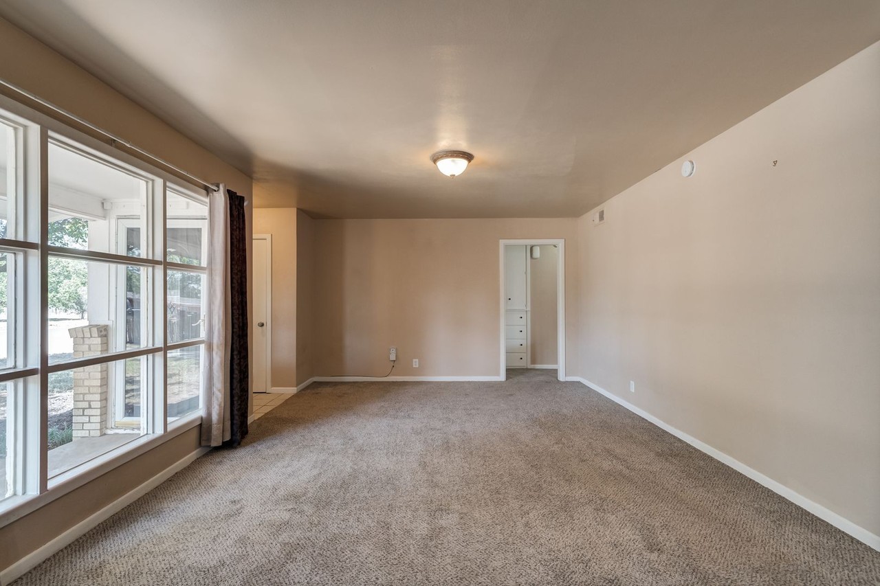 4205 39th St - Photo 5 of 26