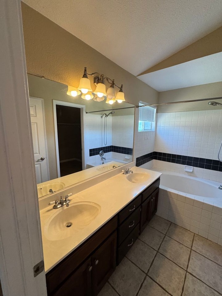 165 Sterling Oak Dr - Photo 4 of 13