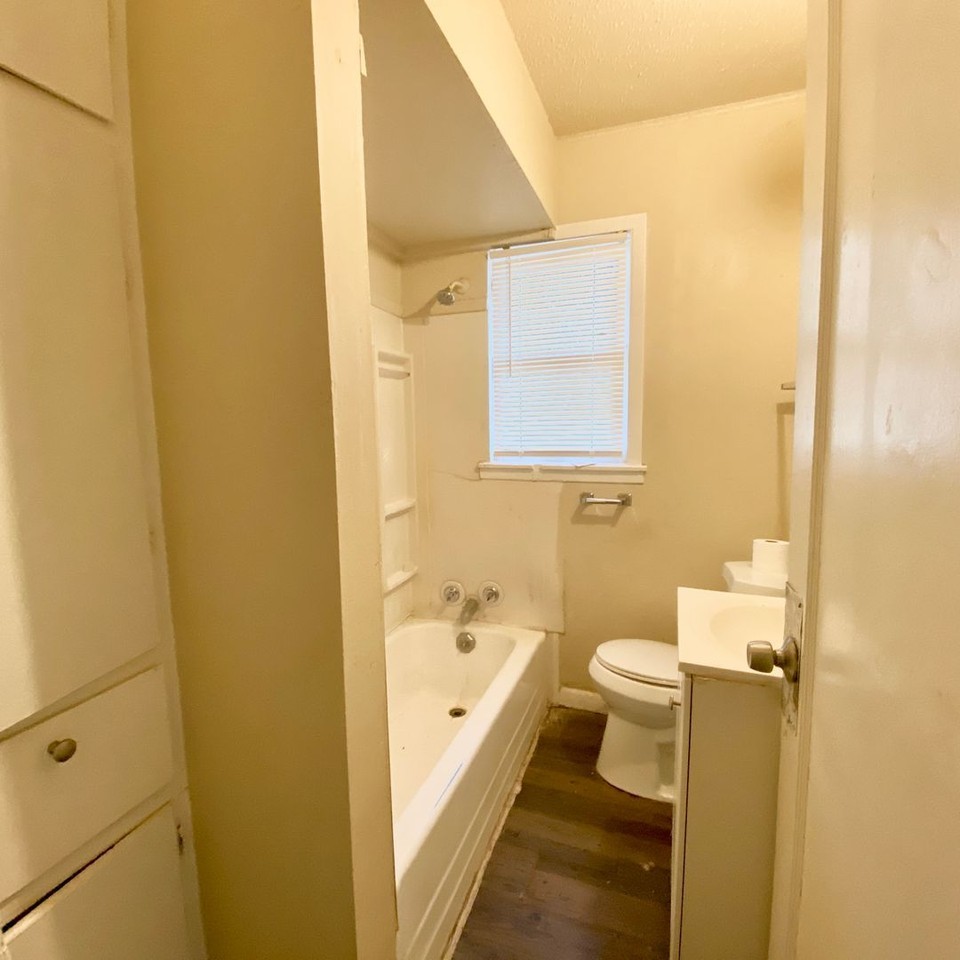 2217 27th St - Photo 5 of 8