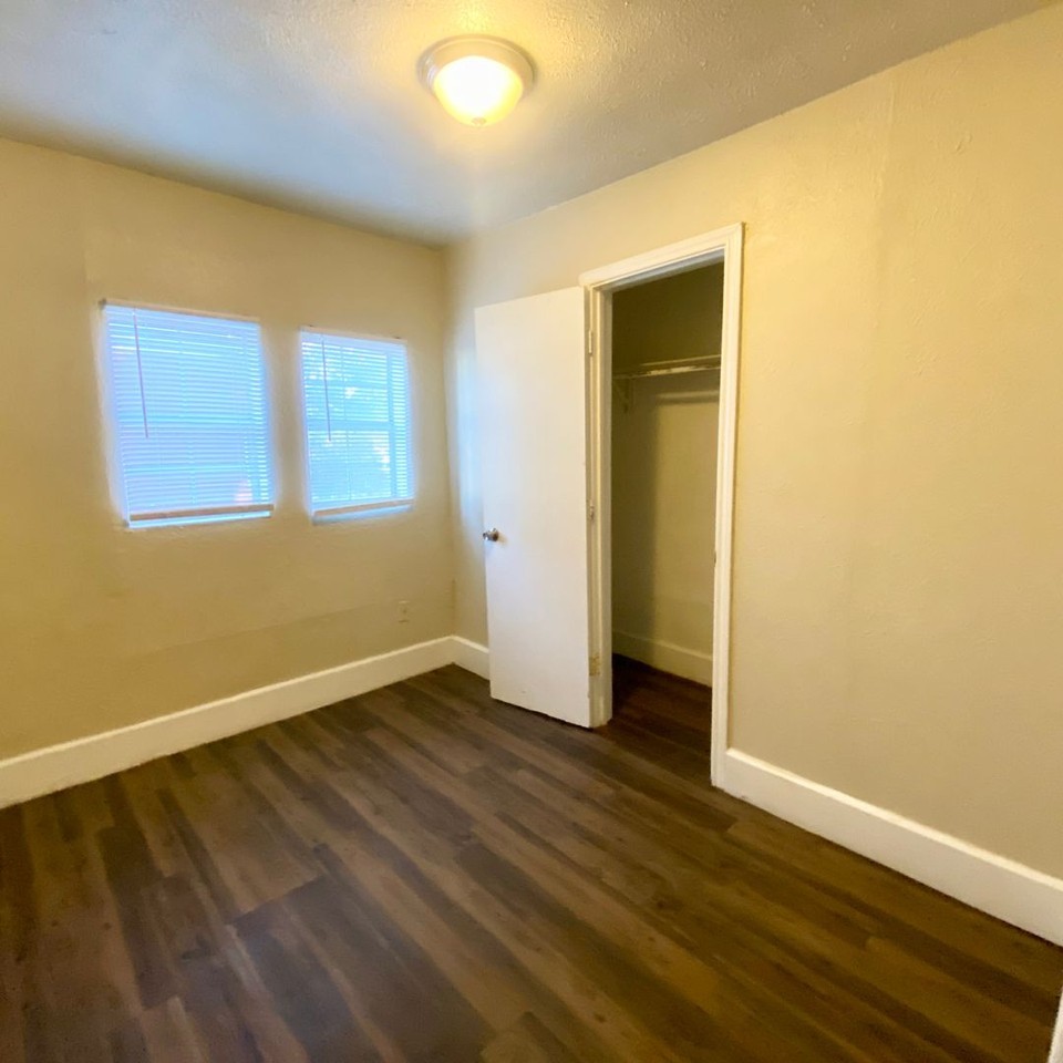 2217 27th St - Photo 6 of 8
