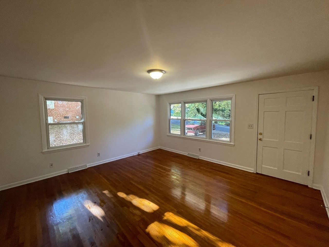 819 Parkwood Rd - Photo 3 of 21