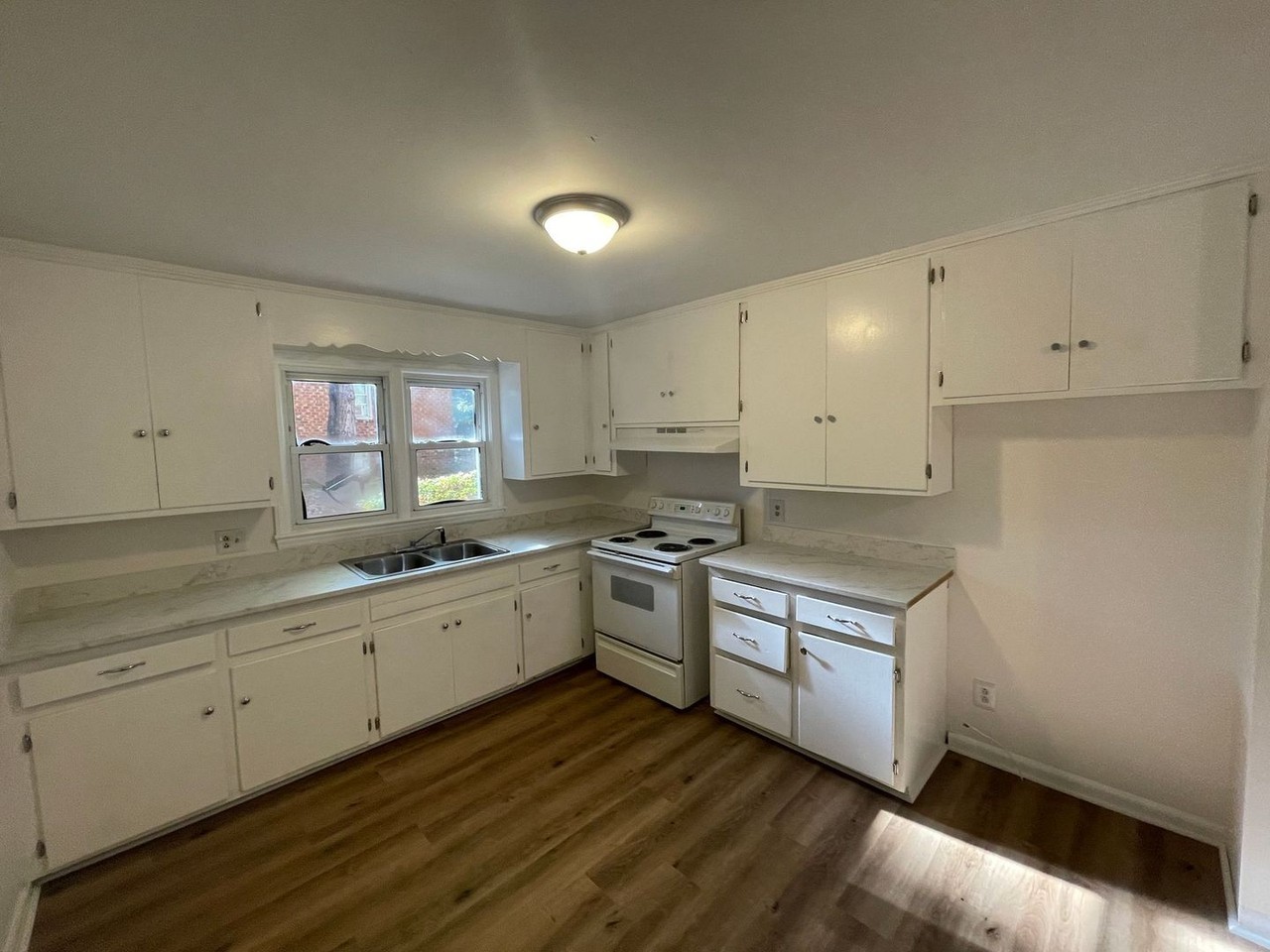 819 Parkwood Rd - Photo 7 of 21