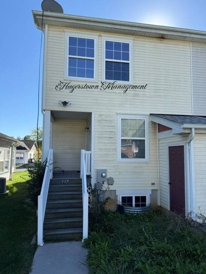 912 Lanvale St - Photo 2 of 12