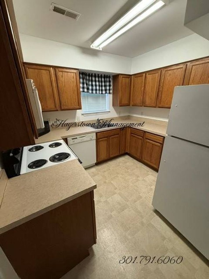 912 Lanvale St - Photo 4 of 12