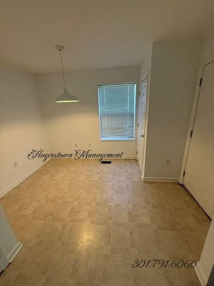 912 Lanvale St - Photo 5 of 12