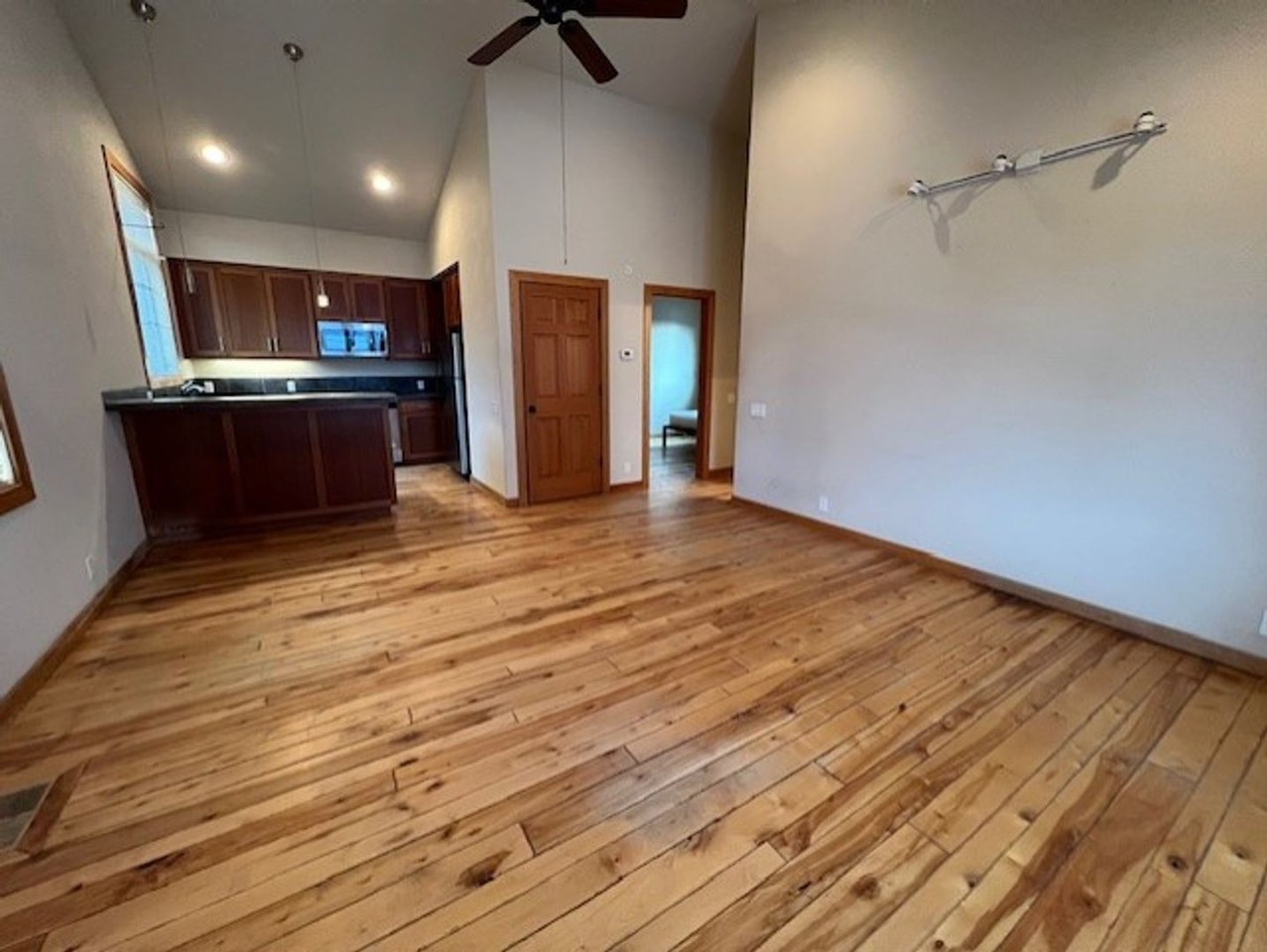 48 Nw Mckay Ave - Photo 3 of 8
