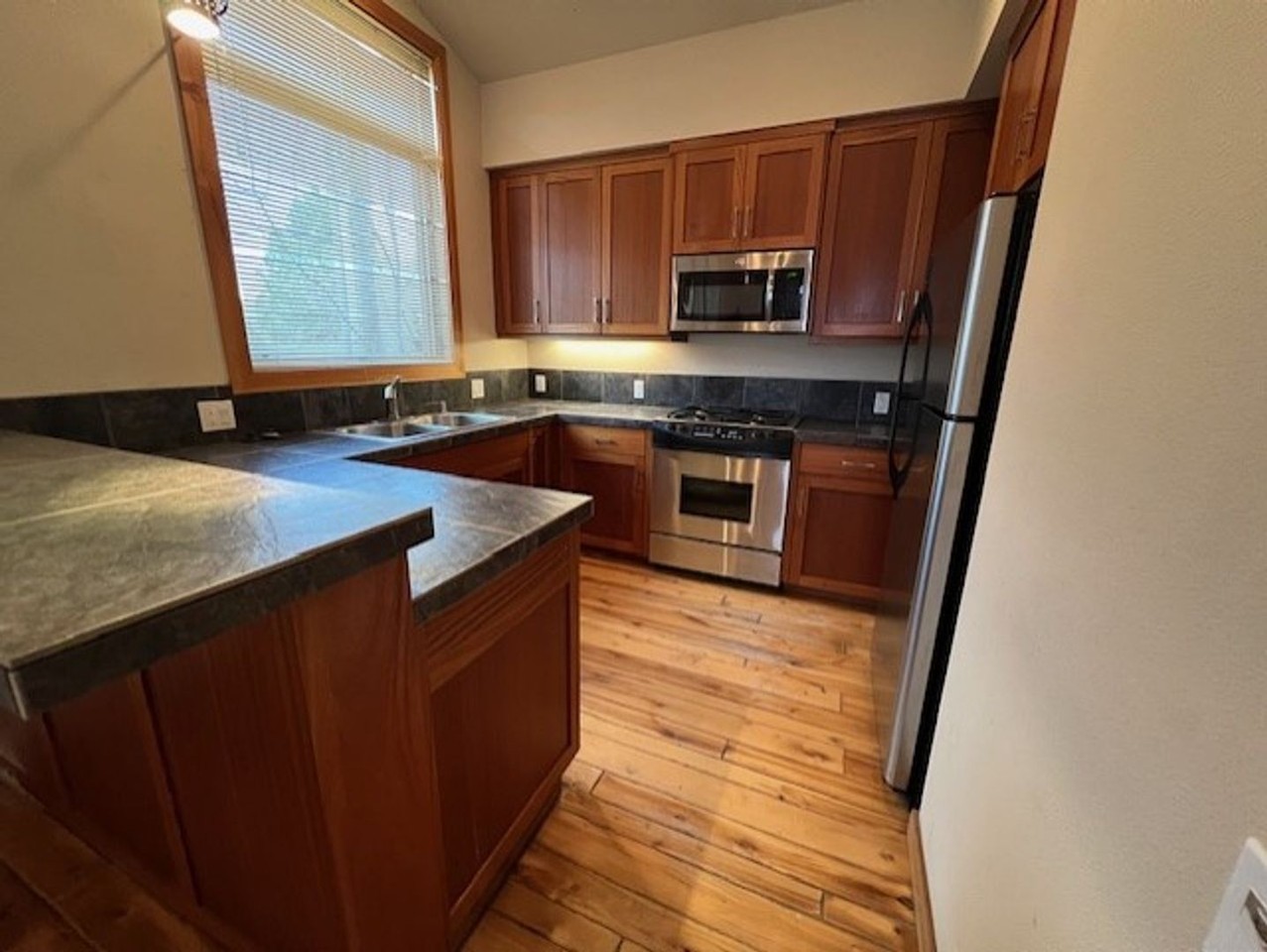 48 Nw Mckay Ave - Photo 4 of 8