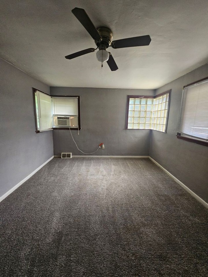 2627 15th Ave - Photo 3 of 11
