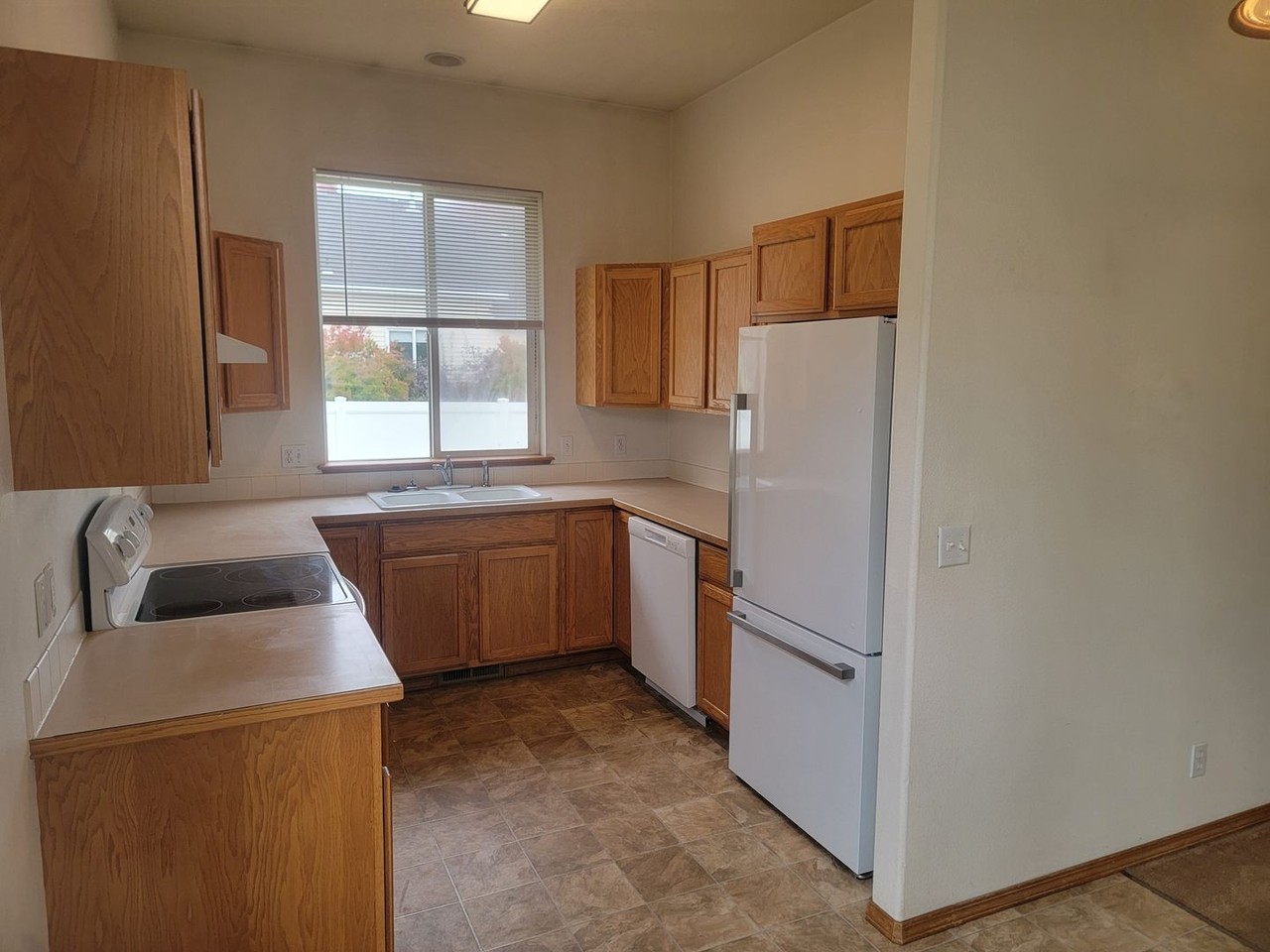 2465 W Sarge Ct - Photo 2 of 8