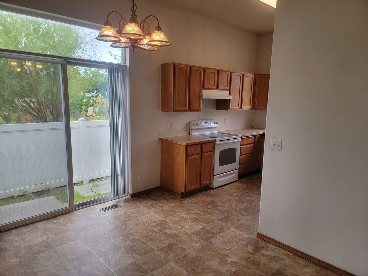 2465 W Sarge Ct - Photo 4 of 8