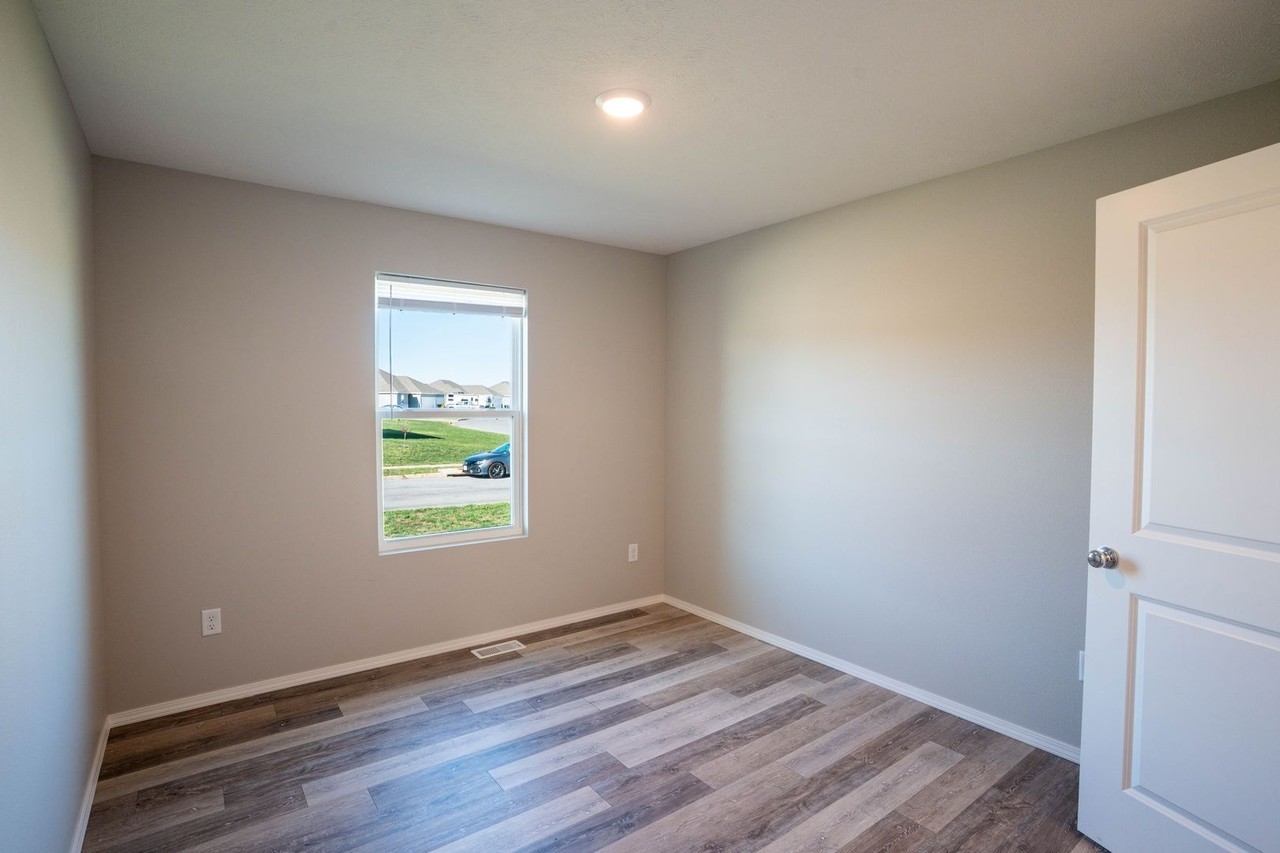 868 W Navajo St - Photo 5 of 24