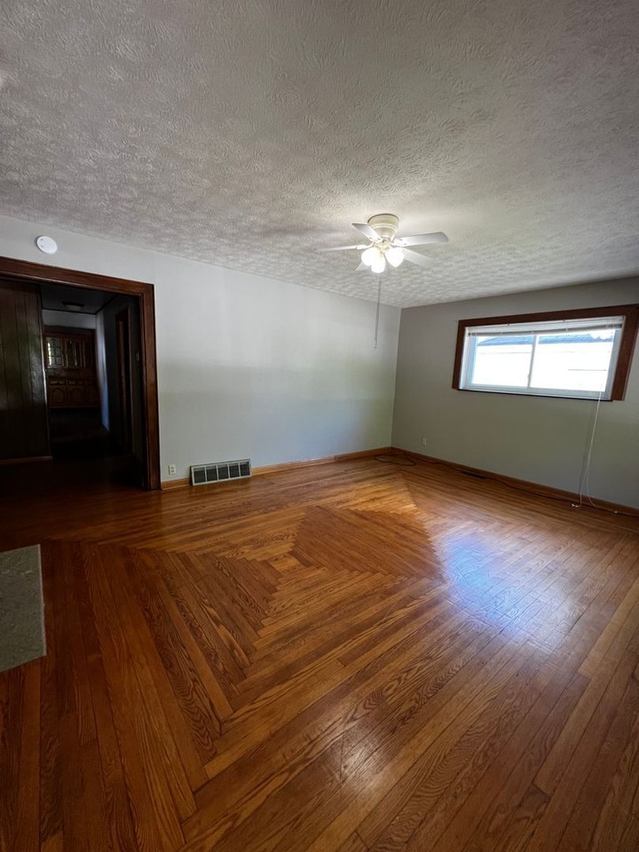 822 Greendale Dr - Photo 2 of 19