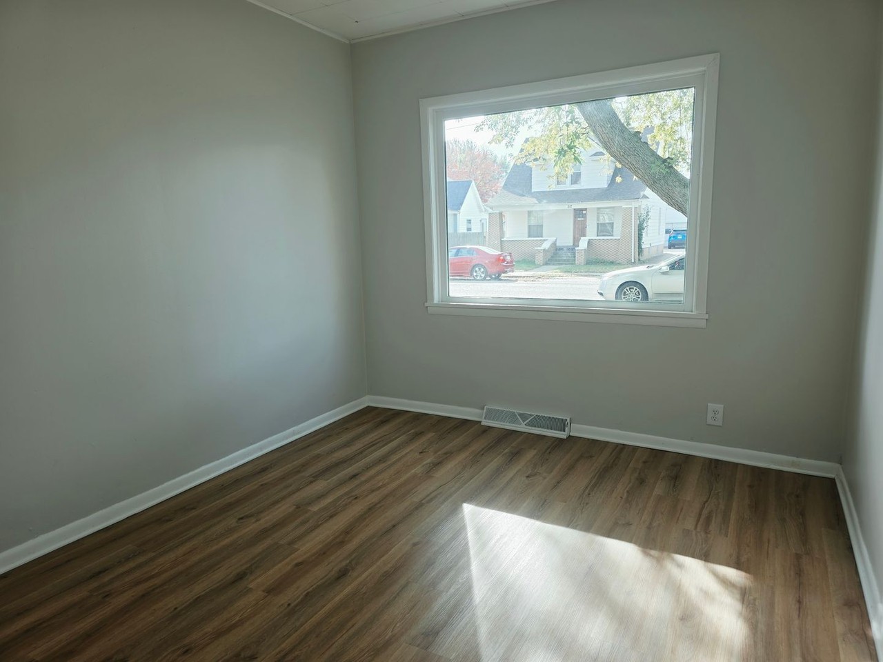 214 E 6th St - Photo 3 of 16