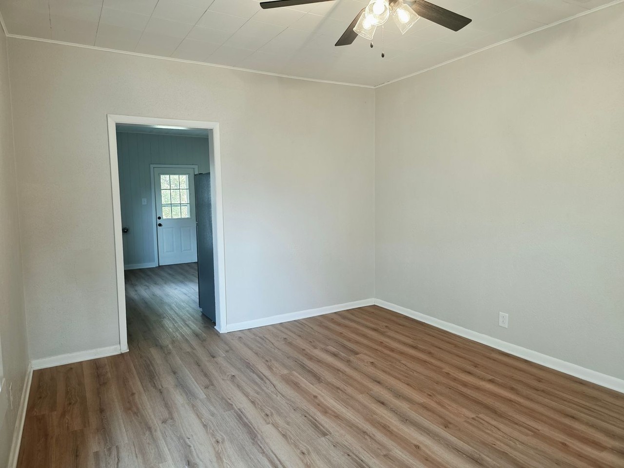 214 E 6th St - Photo 4 of 16