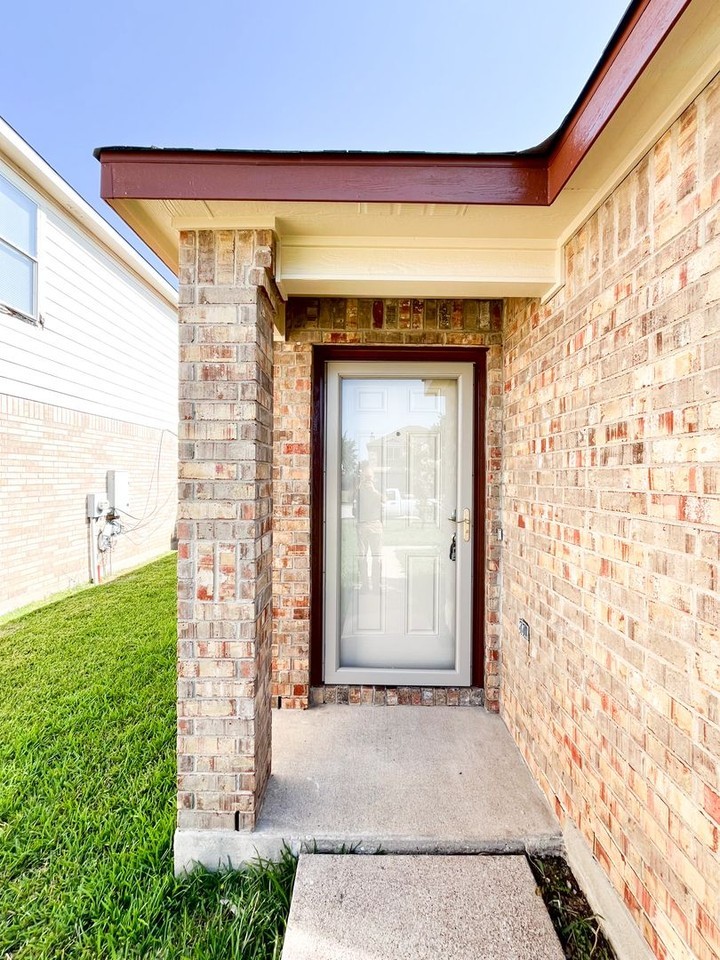 2410 Price Dr - Photo 3 of 37